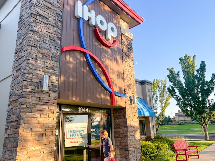kids going inside ihop restaurant