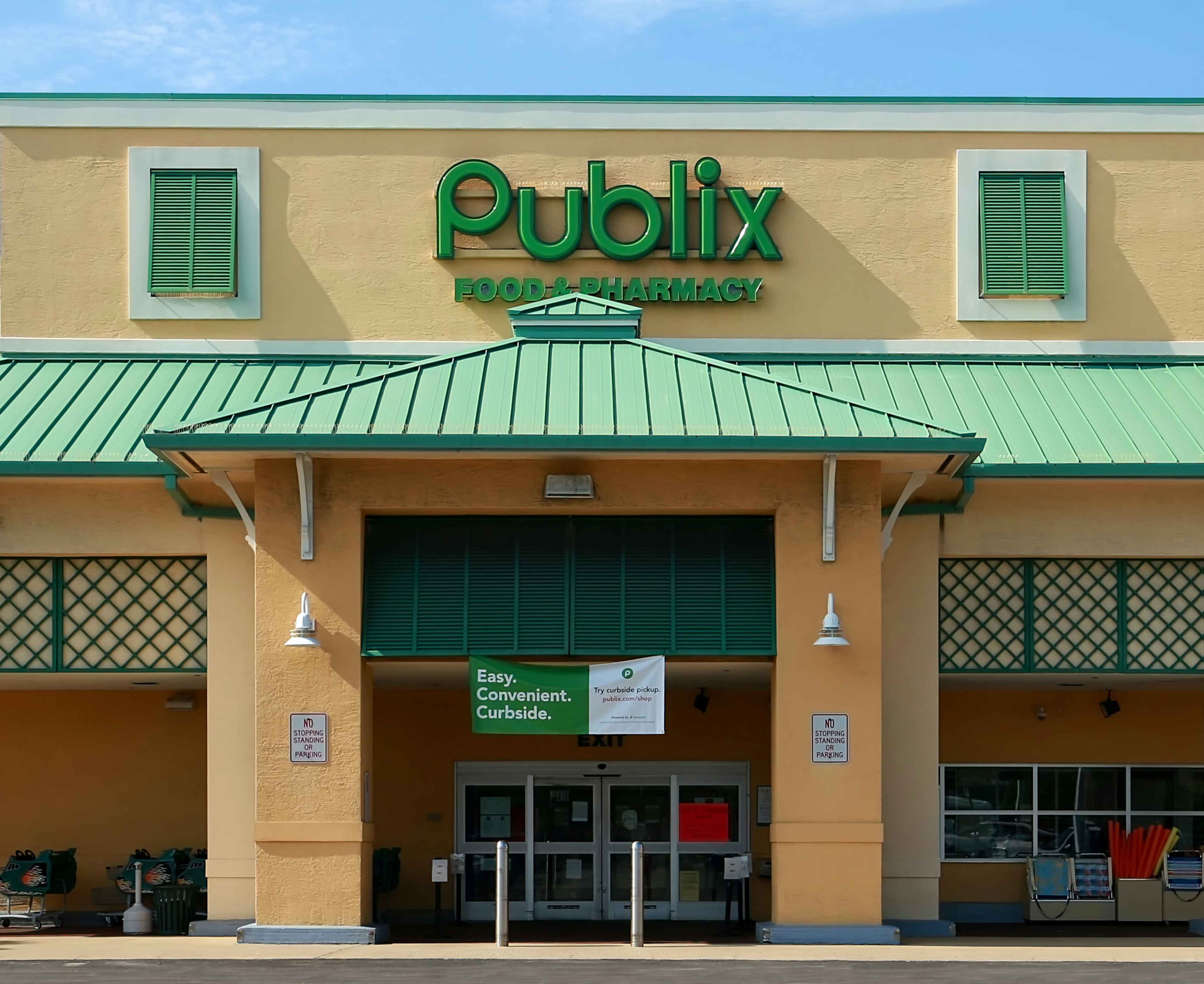 The front of a Publix grocery store.