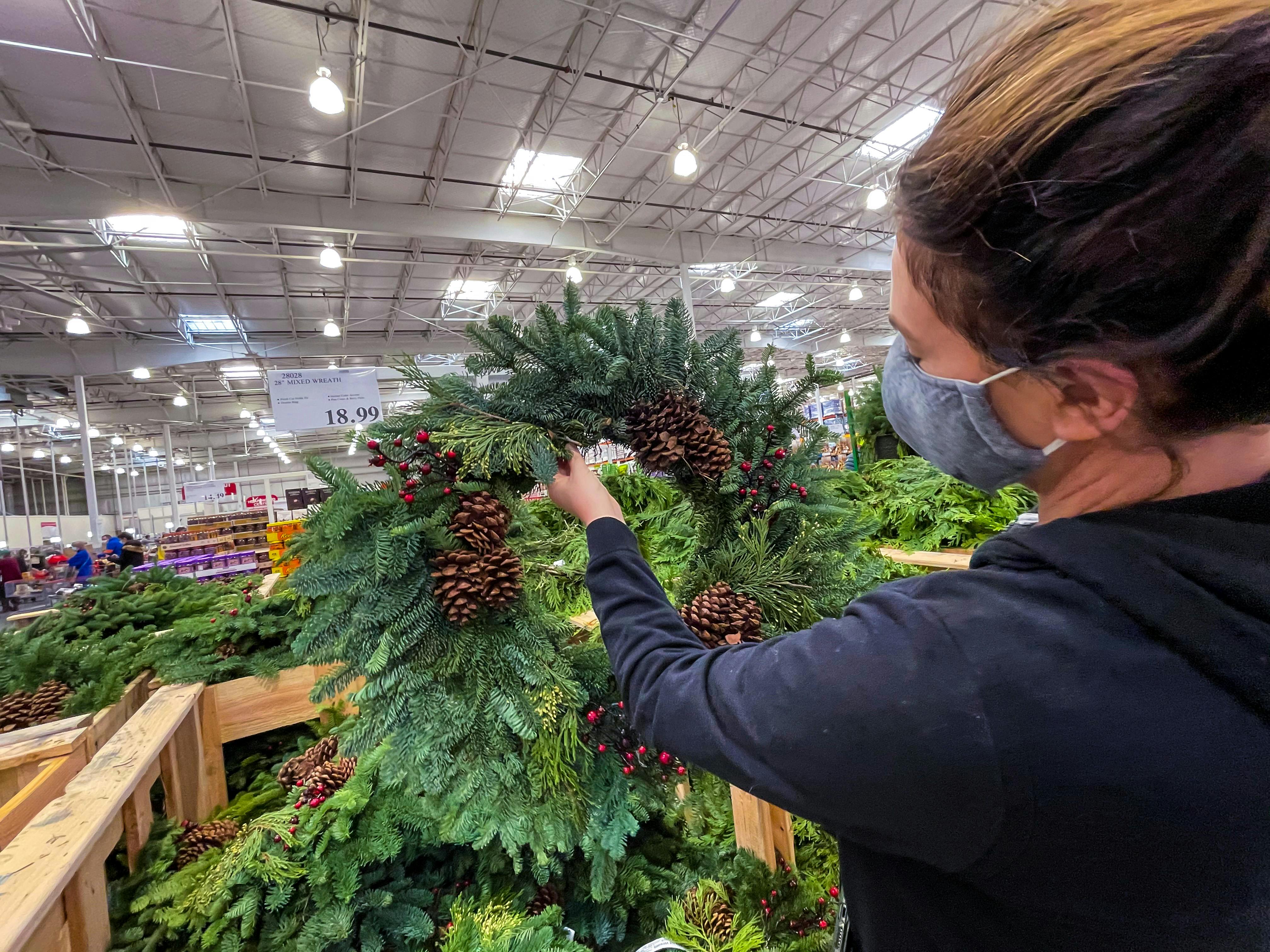 The Best Prices on Fresh Holiday Wreaths & Greenery