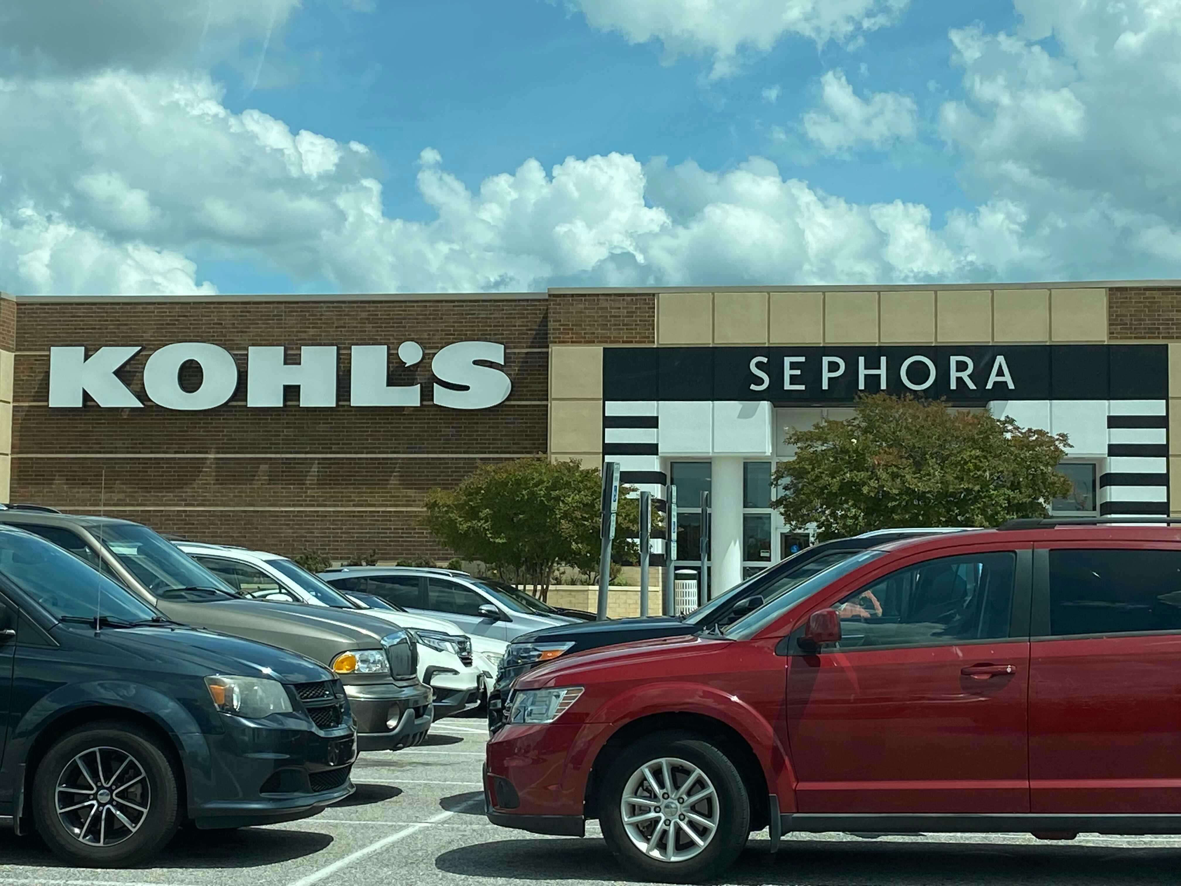 A Kohl's and Sephora storefront from the parking lot.