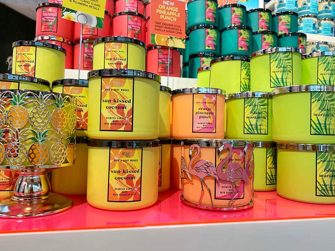 bath-body-works-summer-flamingo-candle-display-2021