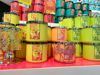 bath-body-works-summer-flamingo-candle-display-2021