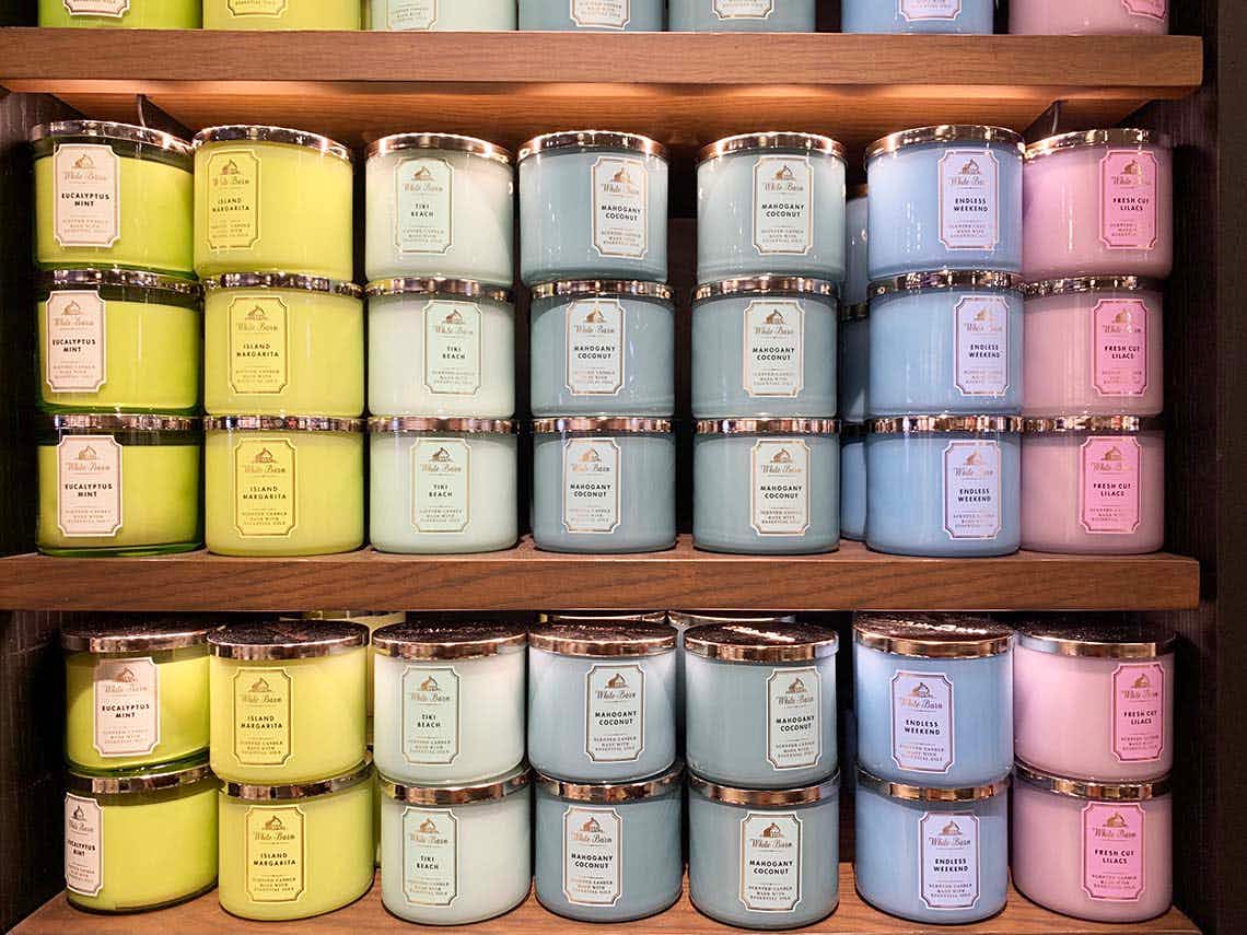 bath-body-works-summer-white-barn-3-wick-candle-display-2021