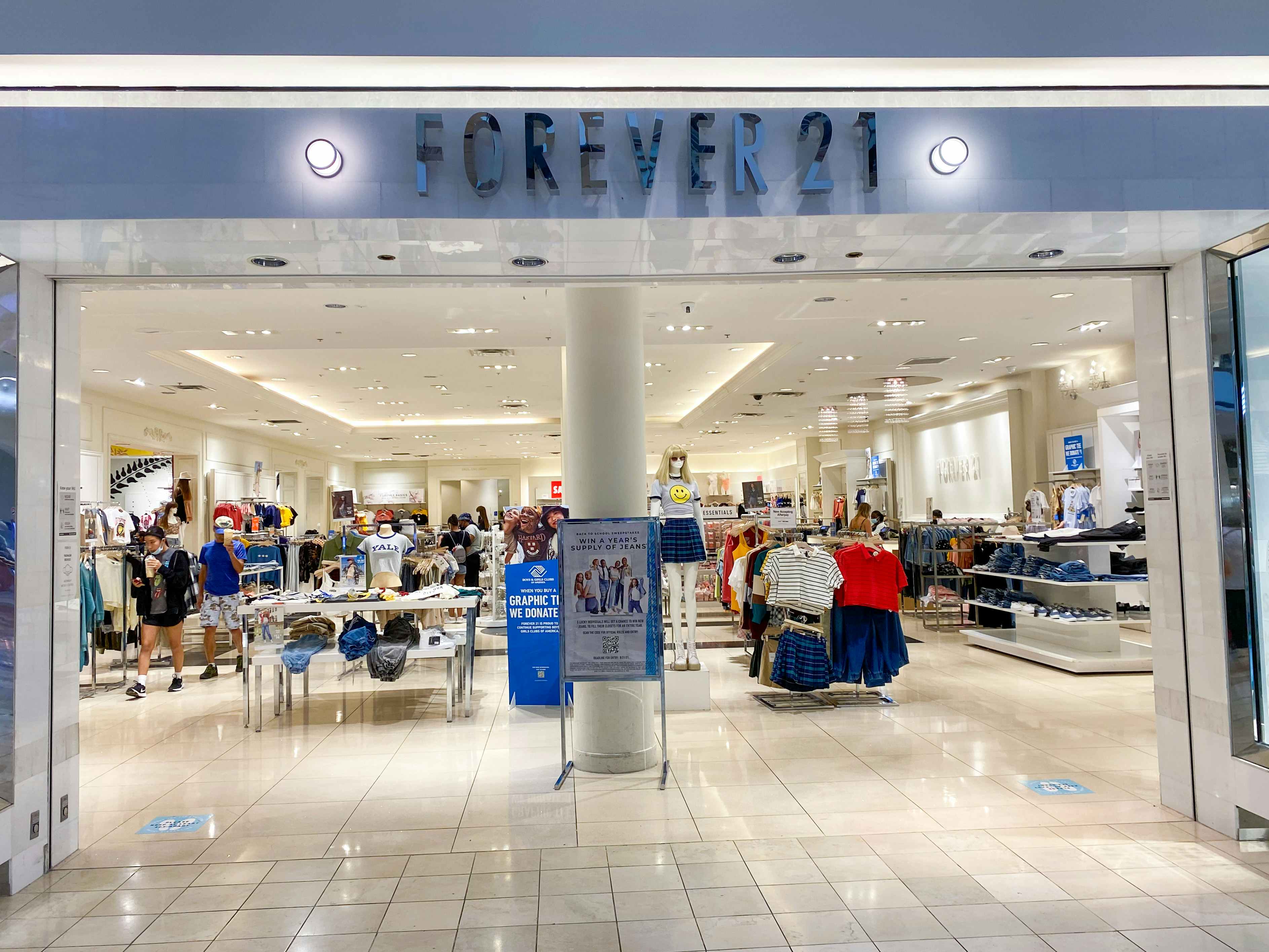 The mall entrance to a Forever 21 store