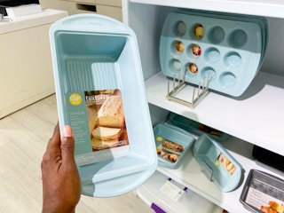 hand holding baking pan