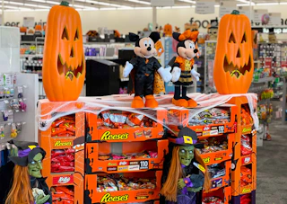 hershey reeses kit kat halloween candy display cvs ve sept 2021 1633058287 1633058287