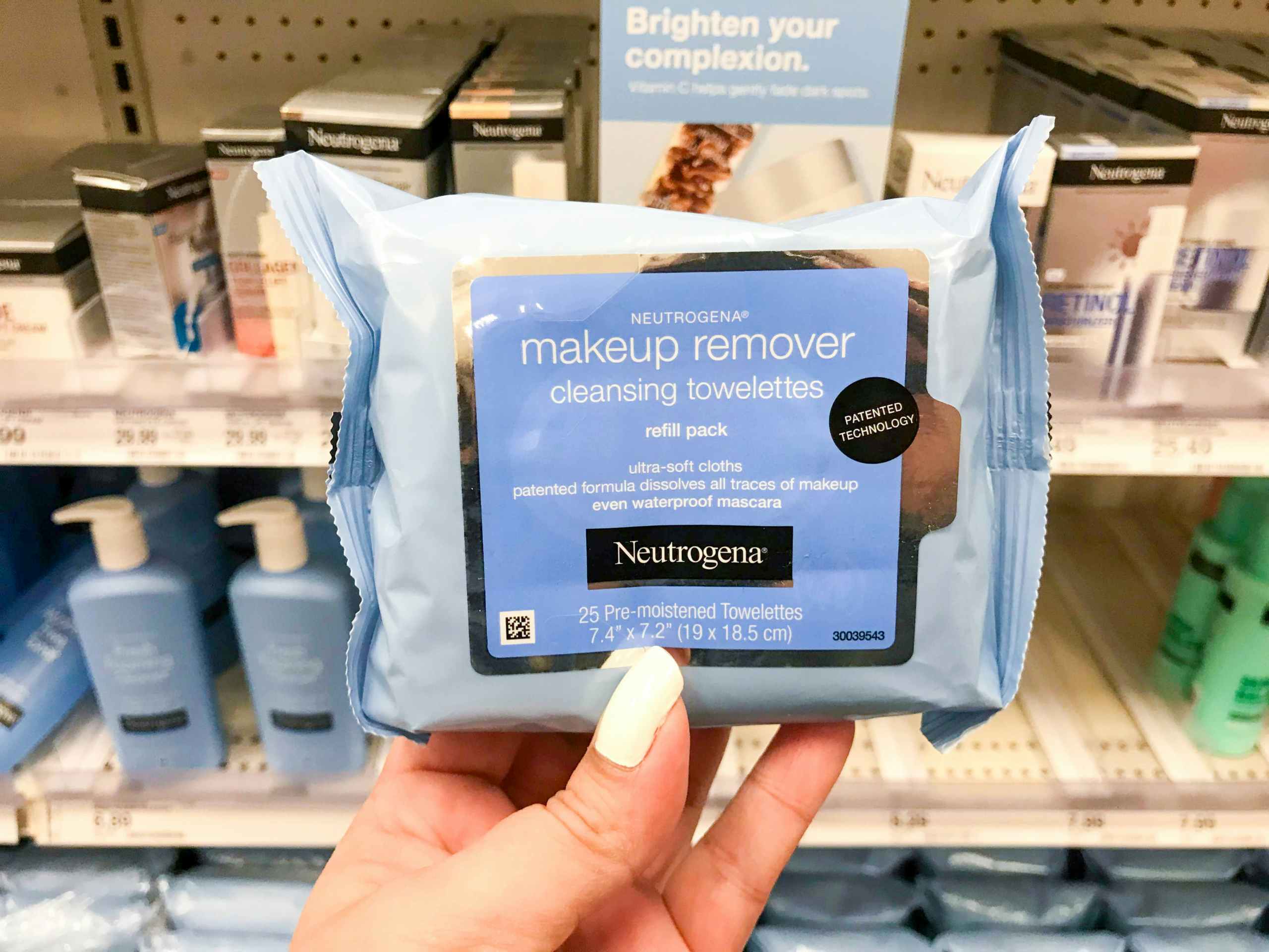 hand holding neutrogena makeup wipes pack