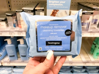 hand holding neutrogena makeup wipes pack