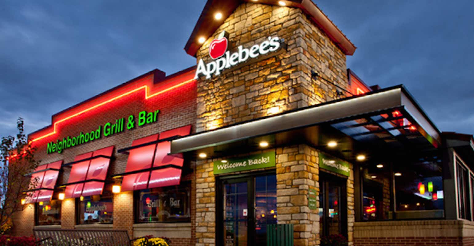 An Applebee's storefront lit up at night.