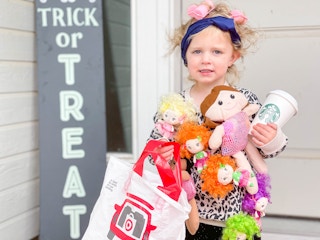 kid in hot mess mama costume in front of door