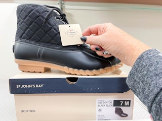 st johns bay boot on shoe box