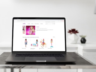 person looking at the zulily website on their macbook