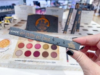 hand holding eye liner