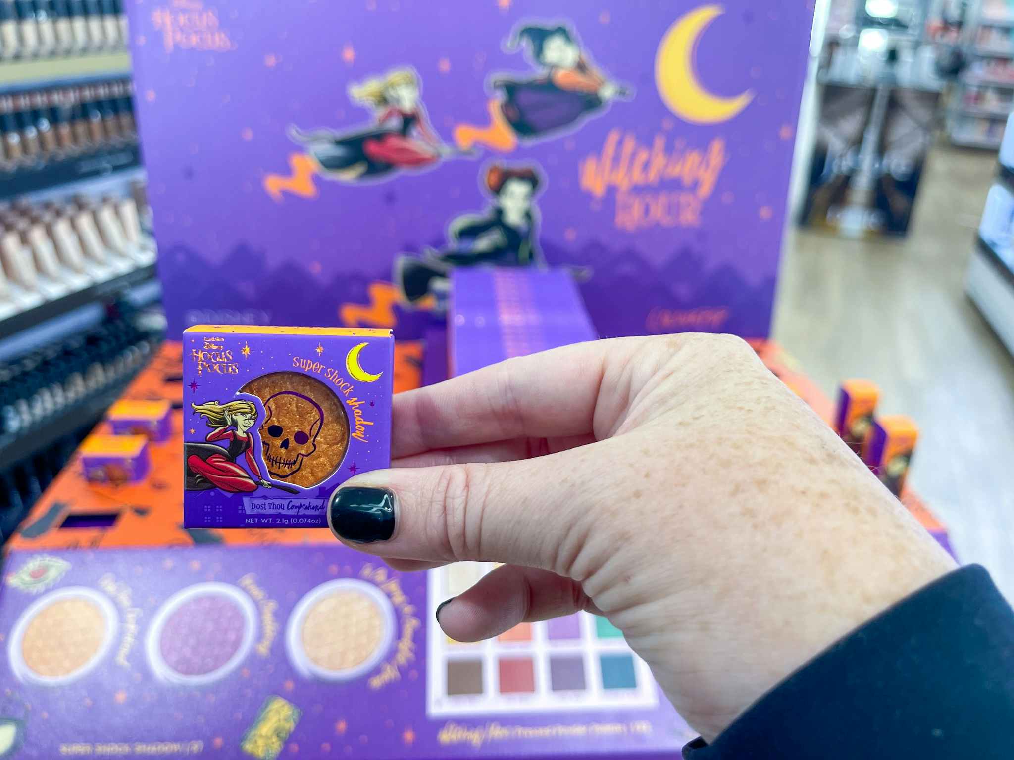 hand holding eyeshadow
