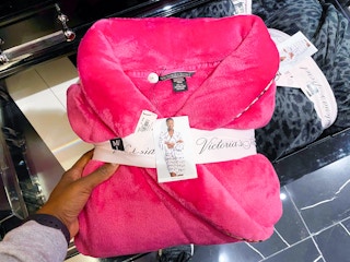 Victoria's-secret-robe-2021-3-2