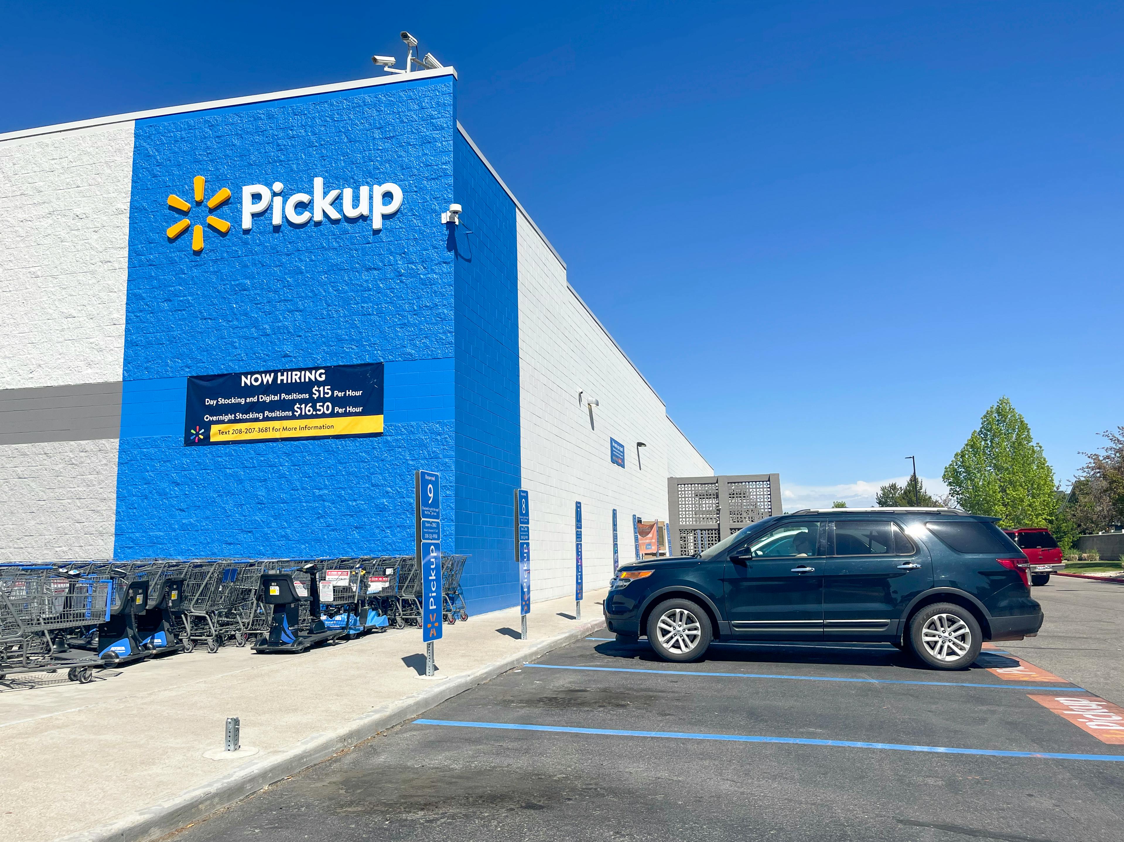 how does curbside pickup work at walmart