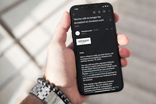 someone holding a phone showing an email from Amazon