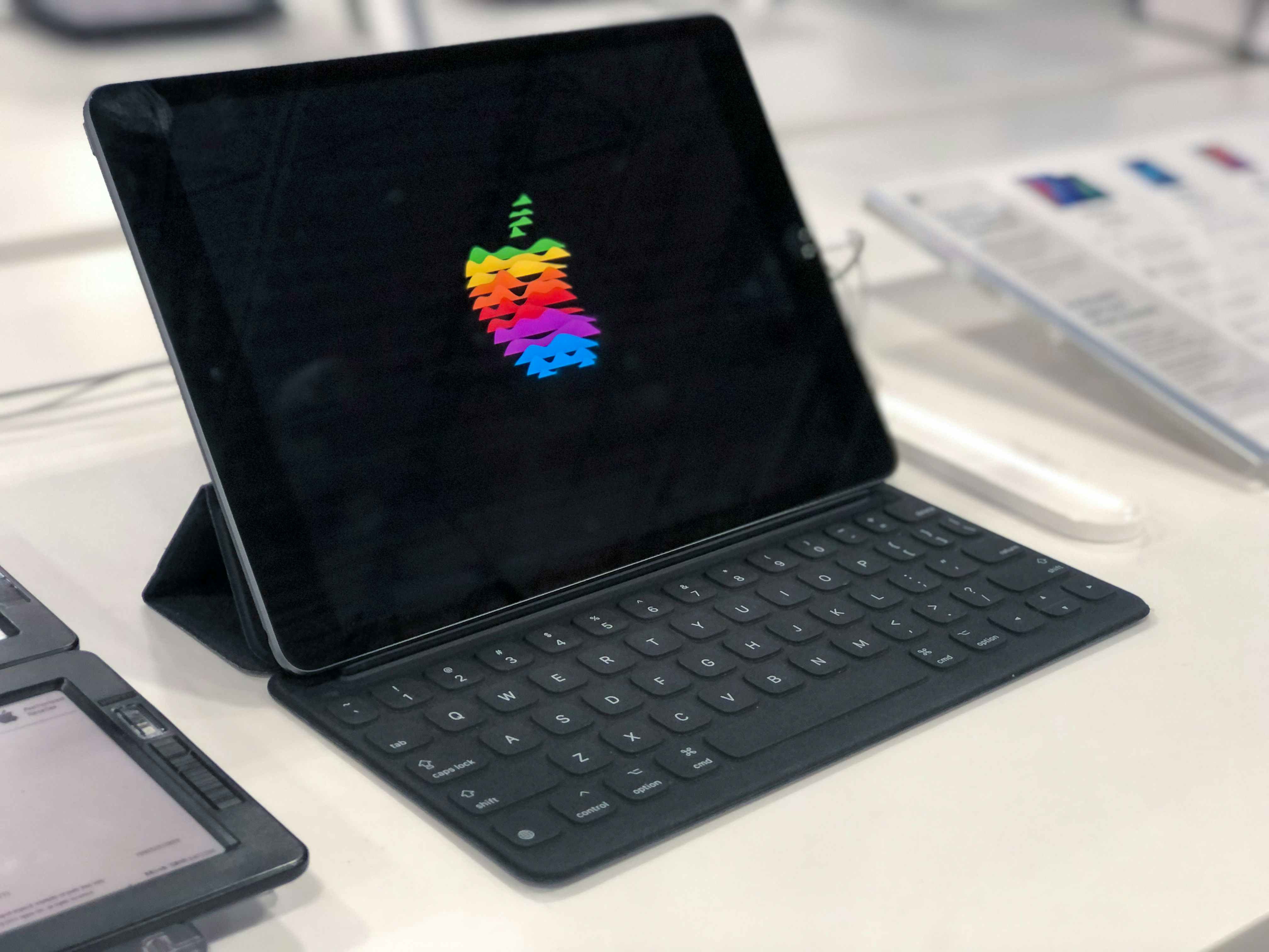 iPad with white screen on display at Best Buy with black screen