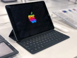 iPad with white screen on display at Best Buy with black screen
