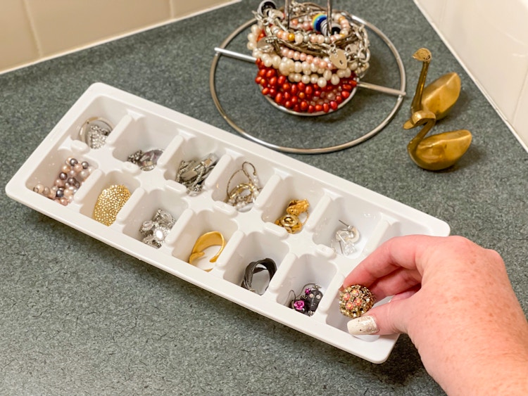 using an ice tray for jewelry storage