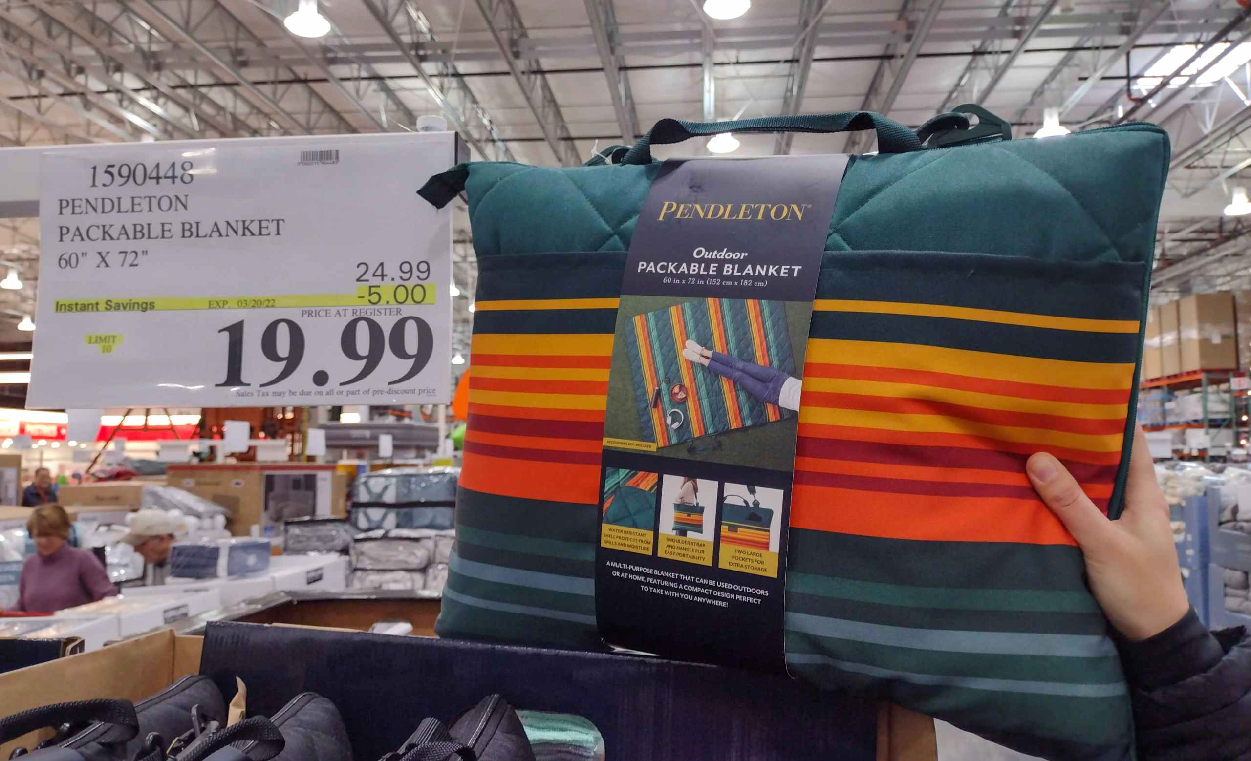 costco-pendleton-blanket-031722-c