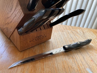 knives in a knife stand