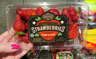 kroger strawberries 2022 sv 1646841978 1646841978