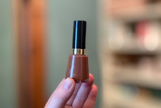 amazon box hand holding revlon nail polish em 202291 1651088830 1651088831