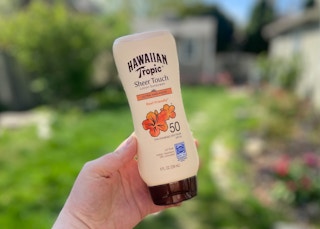 amazon hawaiian tropic suscreen lotion hand holding box em 202230 1651252185 1651252185