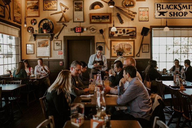 A large party of people dinning in Cracker Barrel restaurant.