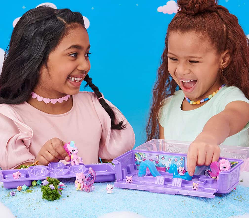 Hatchimals CollEGGtibles Unicorn Family Carton