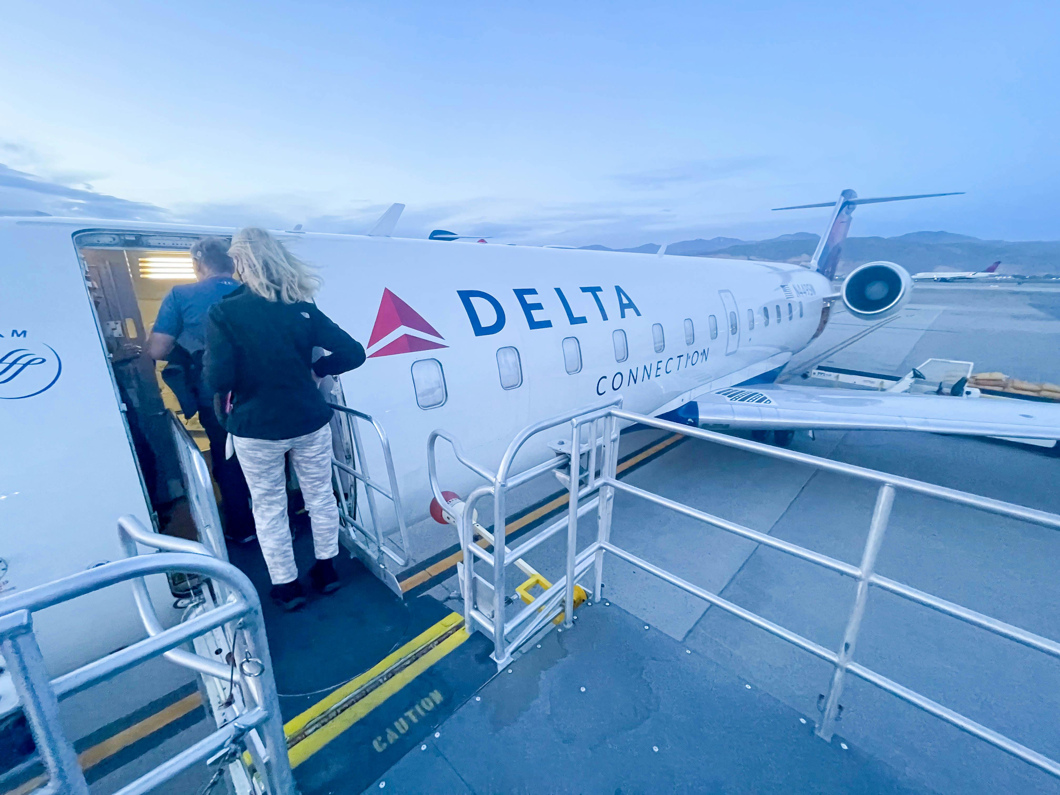 Delta passengers offered $10,000 to get off oversold flight