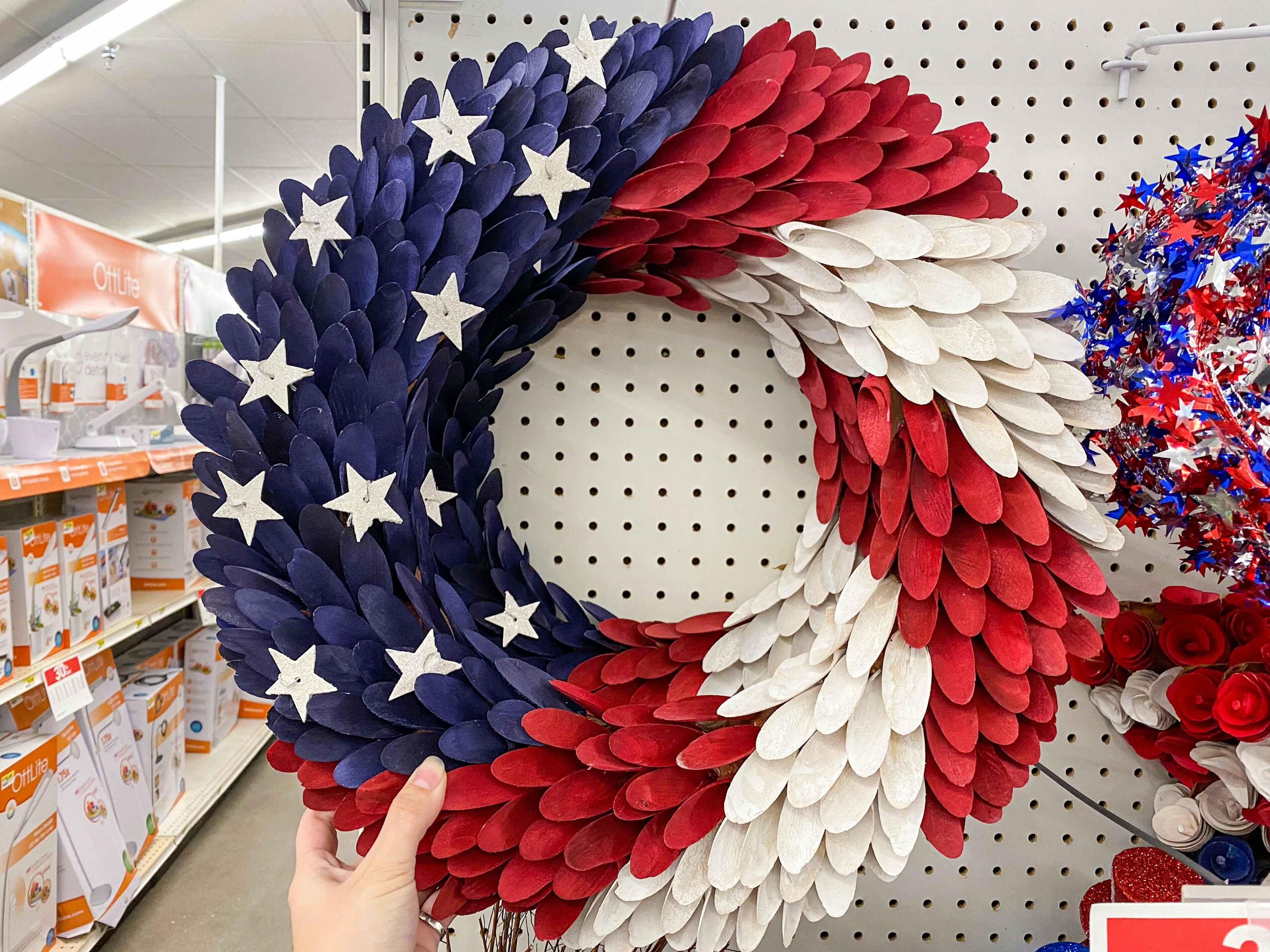 joann-fabrics-memorial-day-patriotic-americana-july-fourth-decor-2022-14
