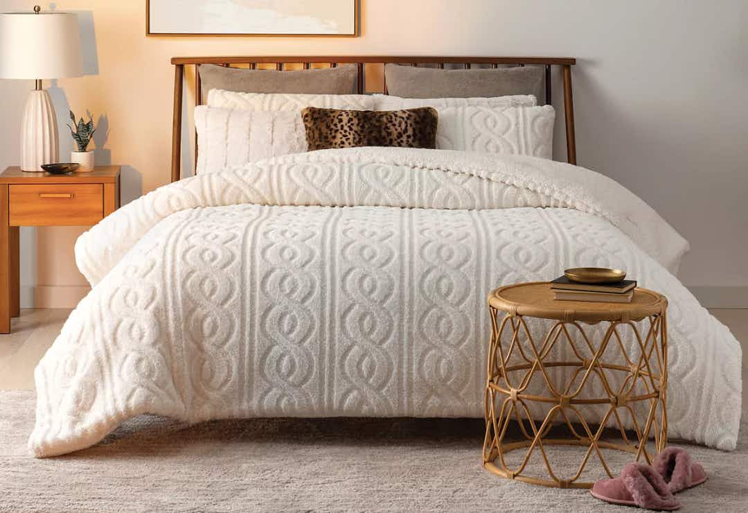 bedroom with Koolaburra by UGG Tynlee Comforter Set on bed