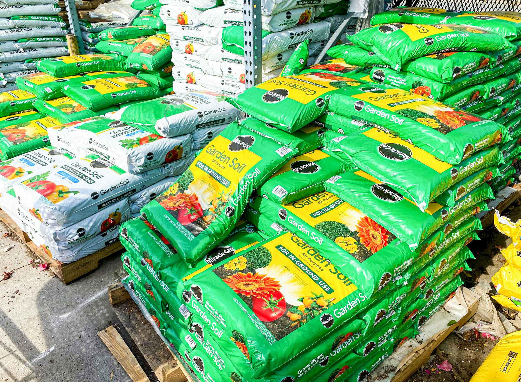 Miracle Gro Garden Soil at Lowe's