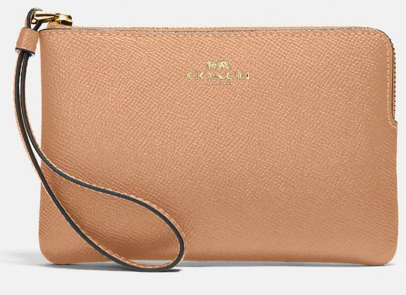 coach-outlet-wristlet-gold-2022-2