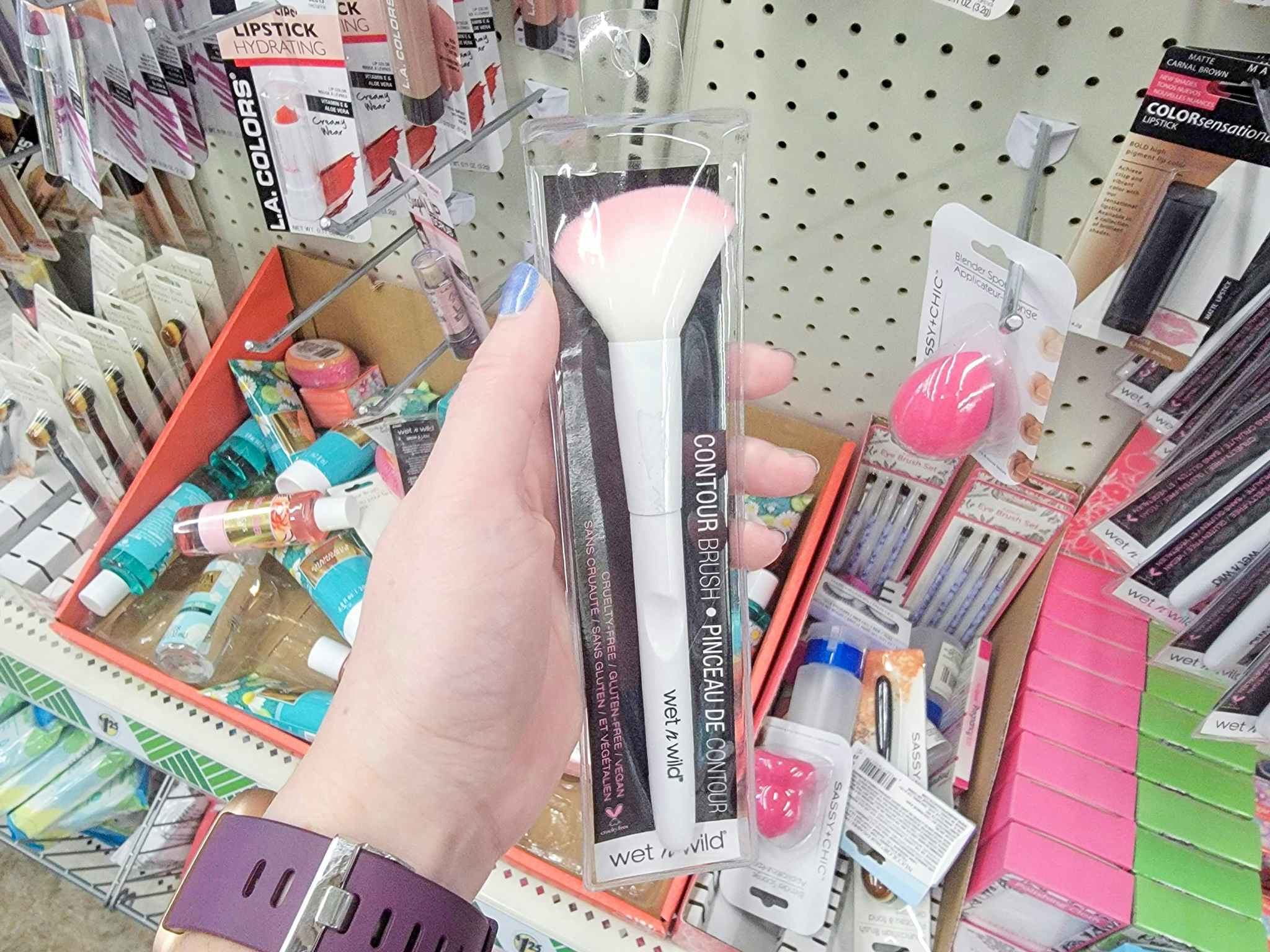 hand holding a wet n wild contour brush