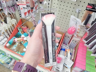 hand holding a wet n wild contour brush