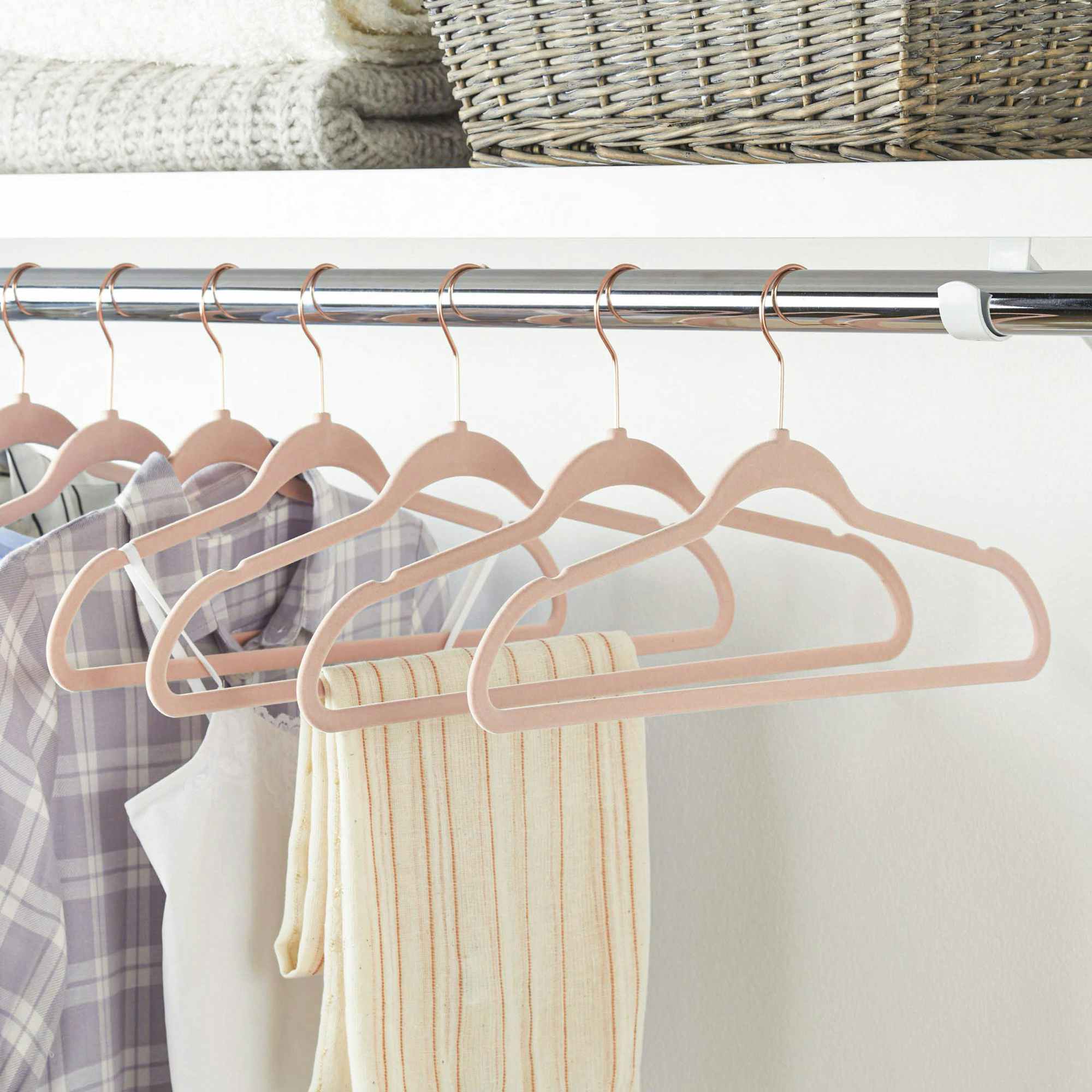 walmart-better-homes-and-gardens-velvet-clothes-hangers-2022