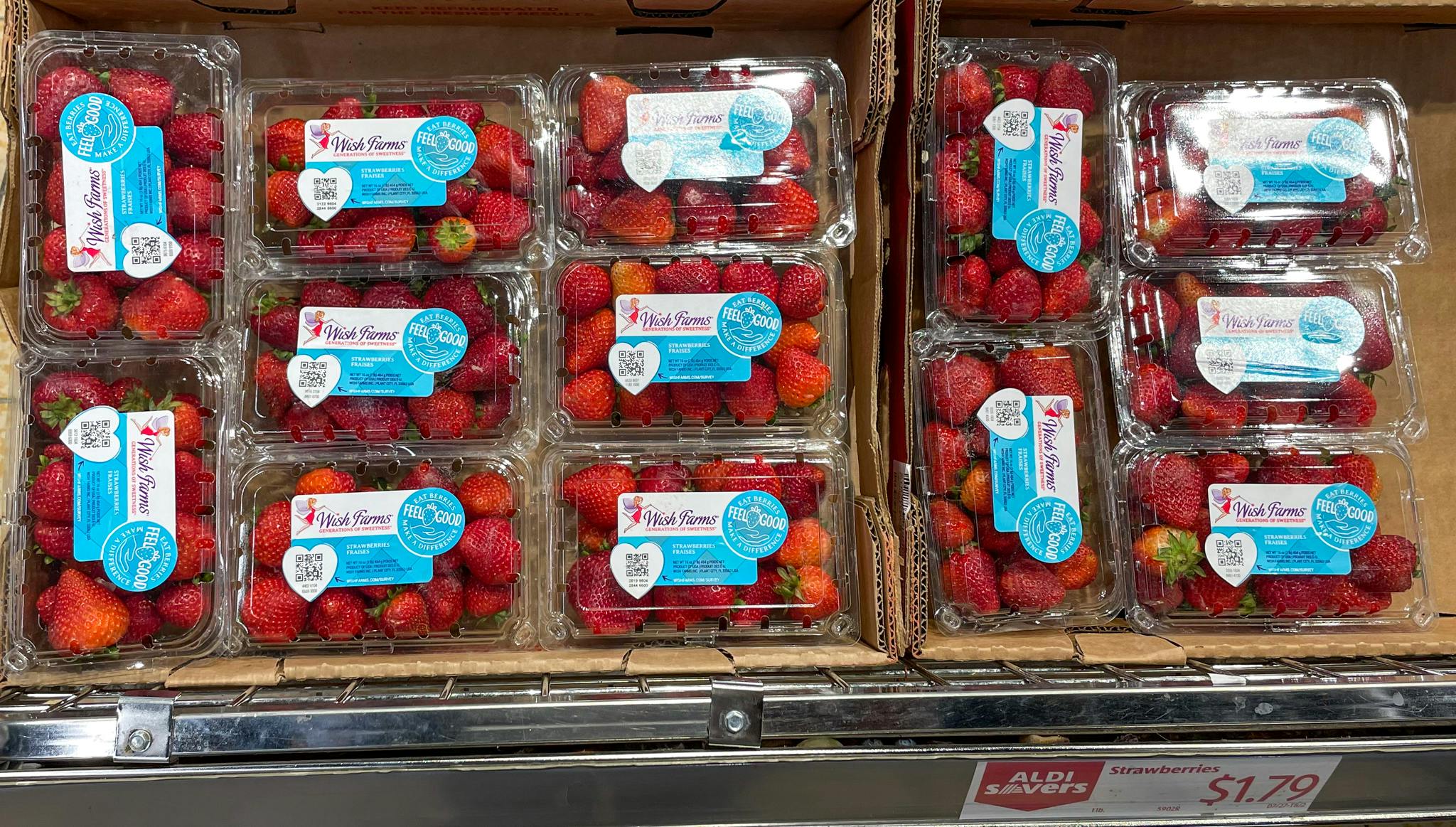 packaged strawberries at aldi with sales tag