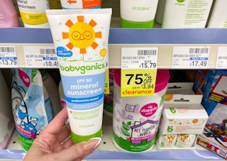 hand holding babyganics sunscreen