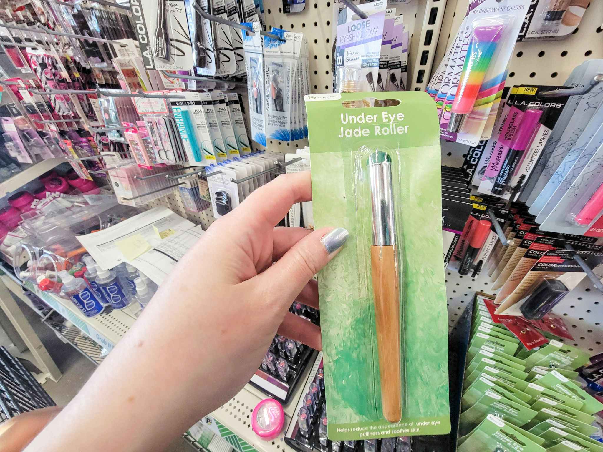 hand holding an under eye jade roller