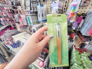 hand holding an under eye jade roller