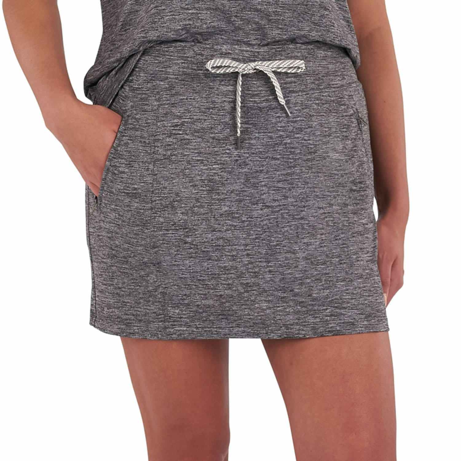 woman wearing a grey skort