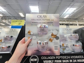 hand holding a 2 pack of olay collagen and peptide moisturizer