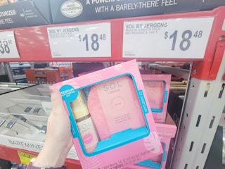 hand holding up a sol by jergens self tanning kit