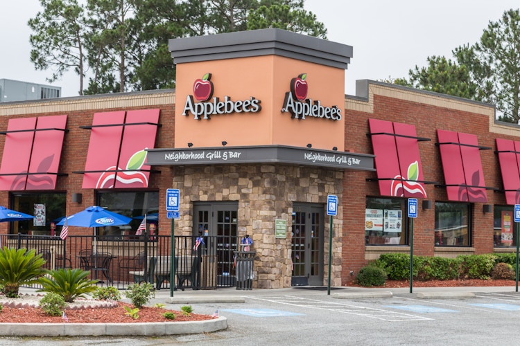The exterior of an Applebee's restaurant.