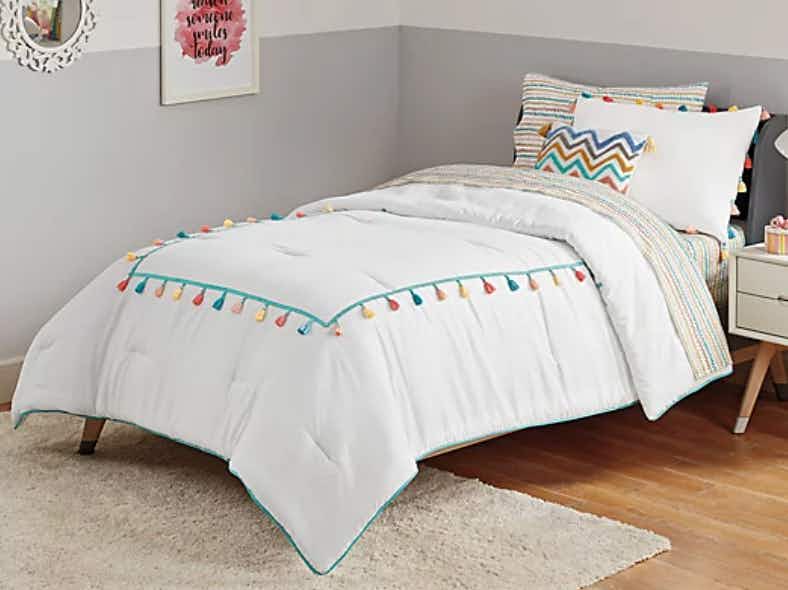 Stock image of bedroom 6-piece comforter set