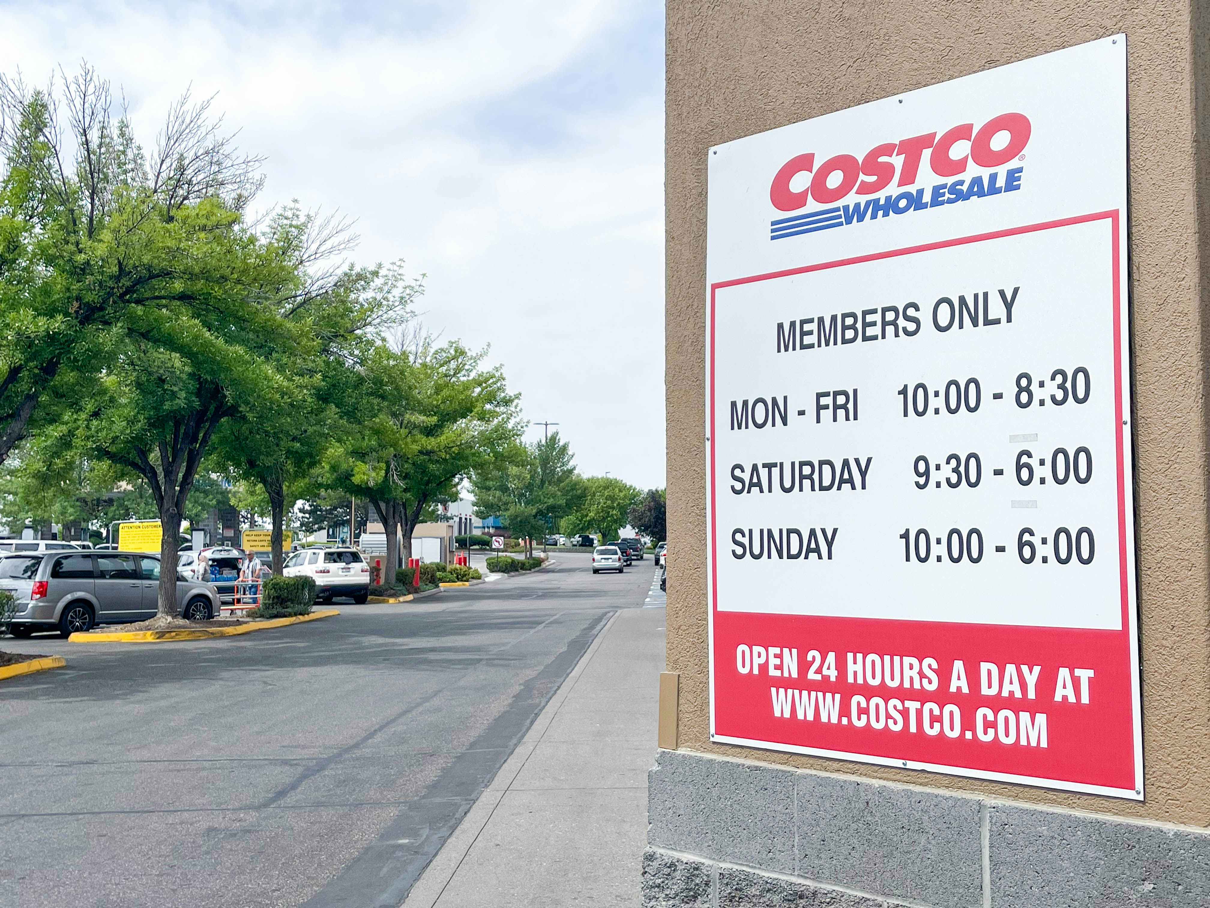costco members only hours outside sign