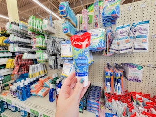 hand holding a kids colgate toothpaste